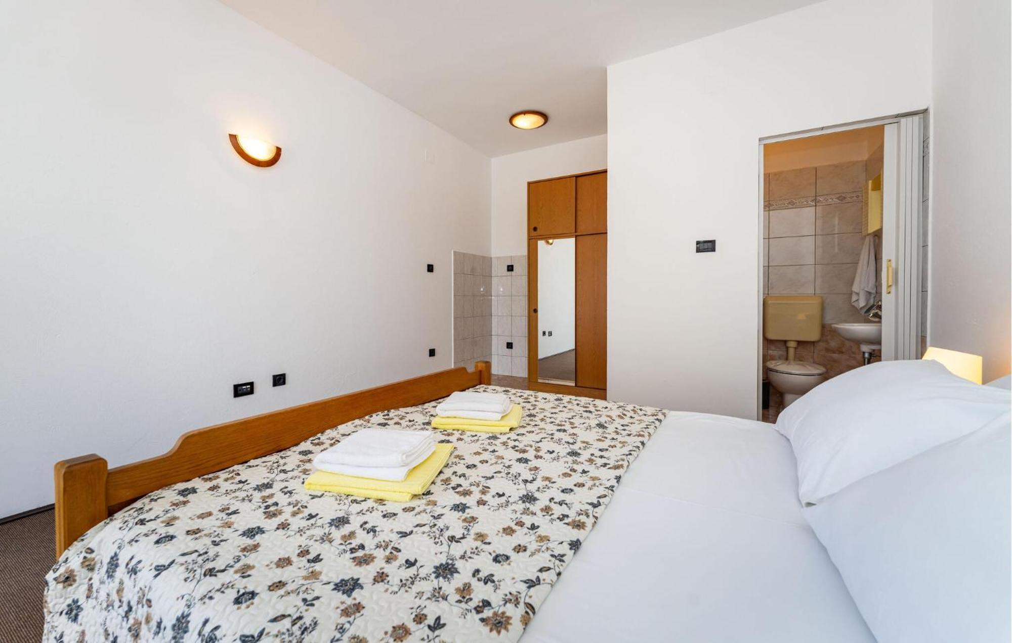 Beautiful Apartment In Galovac With Kitchen 外观 照片