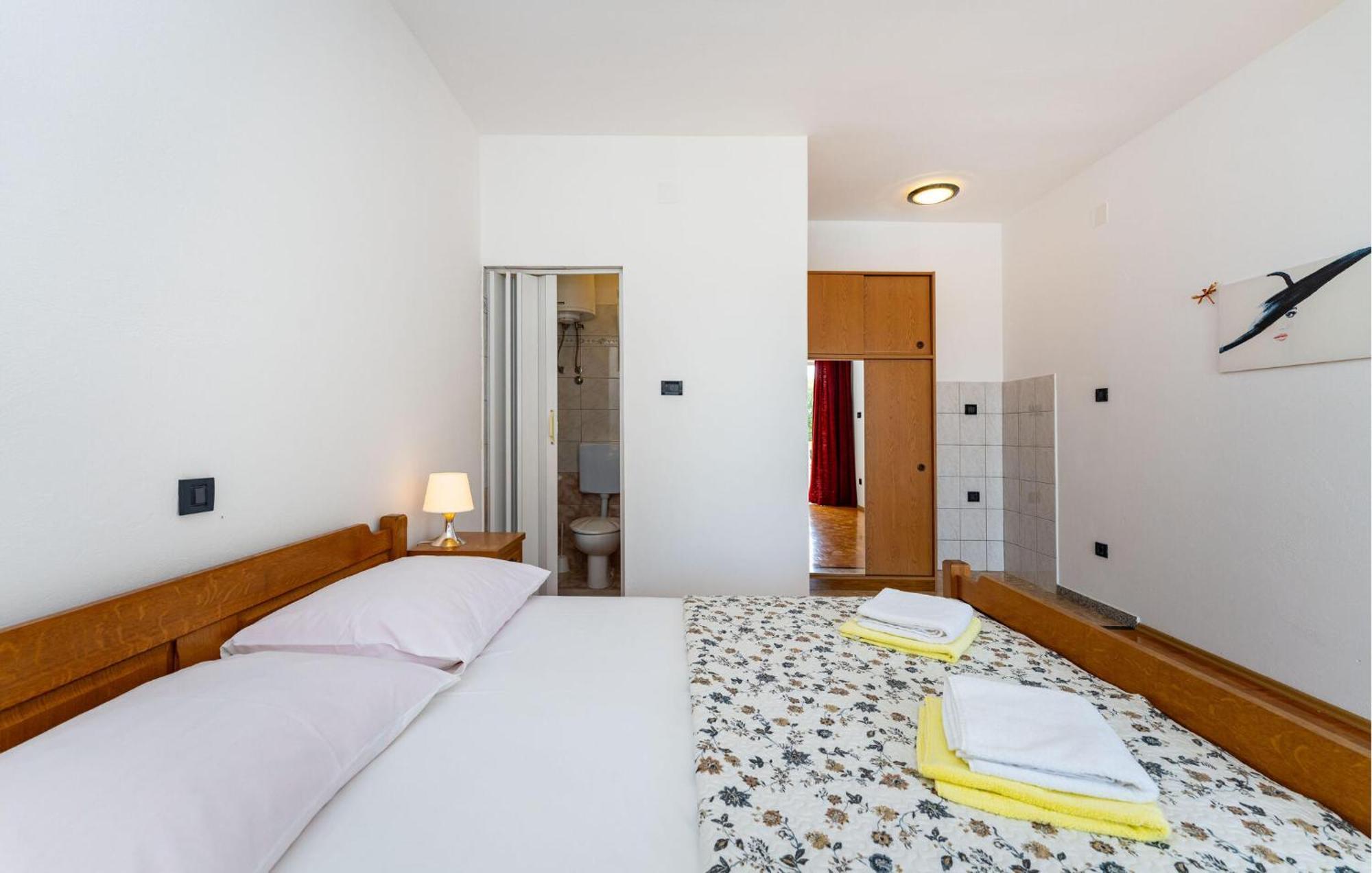 Beautiful Apartment In Galovac With Kitchen 外观 照片