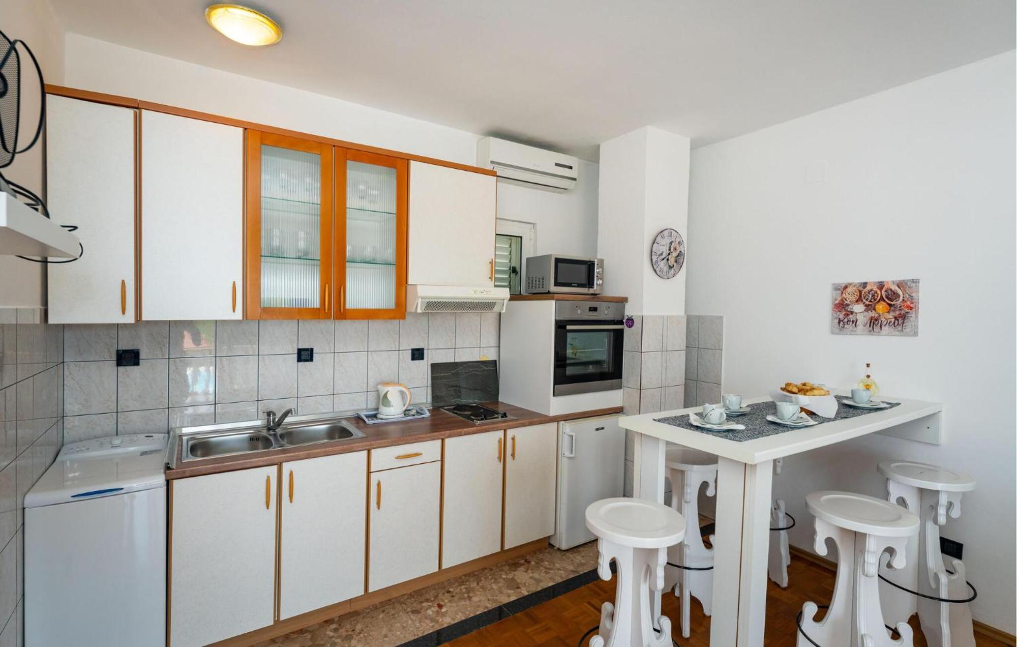Beautiful Apartment In Galovac With Kitchen 外观 照片