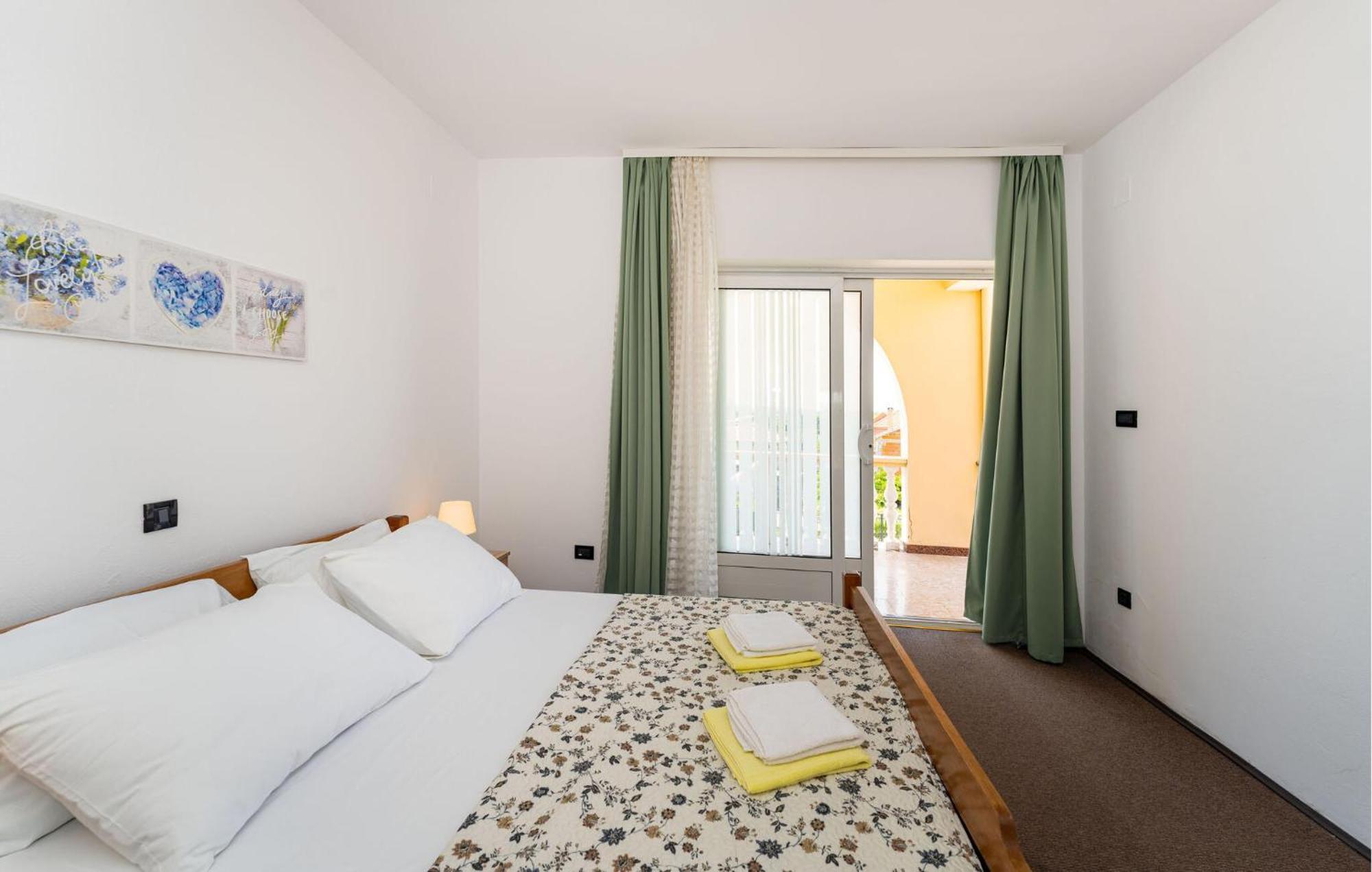 Beautiful Apartment In Galovac With Kitchen 外观 照片