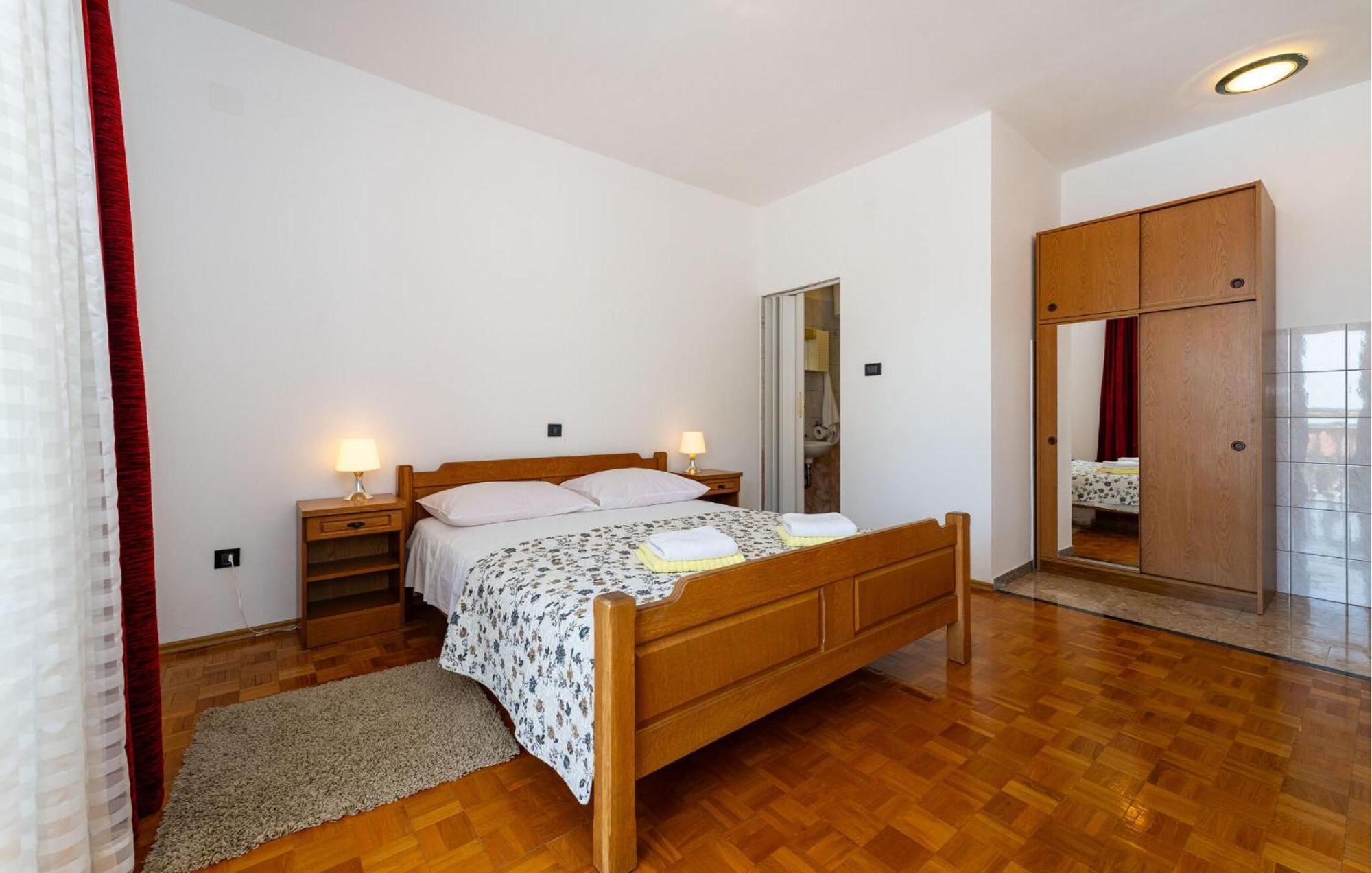 Beautiful Apartment In Galovac With Kitchen 外观 照片
