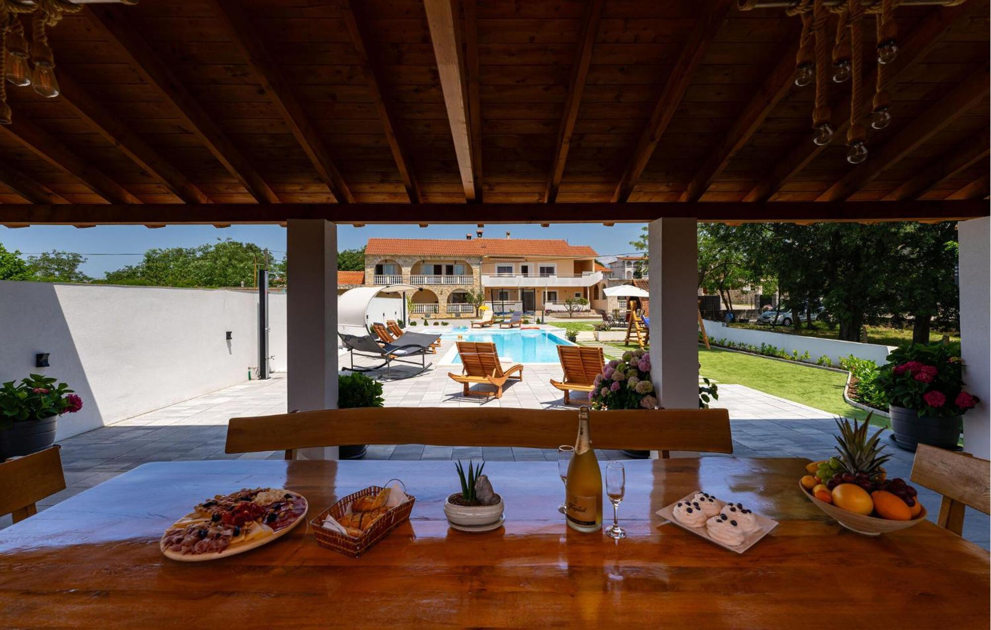 Beautiful Apartment In Galovac With Kitchen 外观 照片
