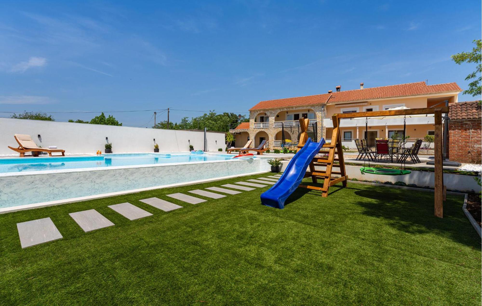 Beautiful Apartment In Galovac With Kitchen 外观 照片