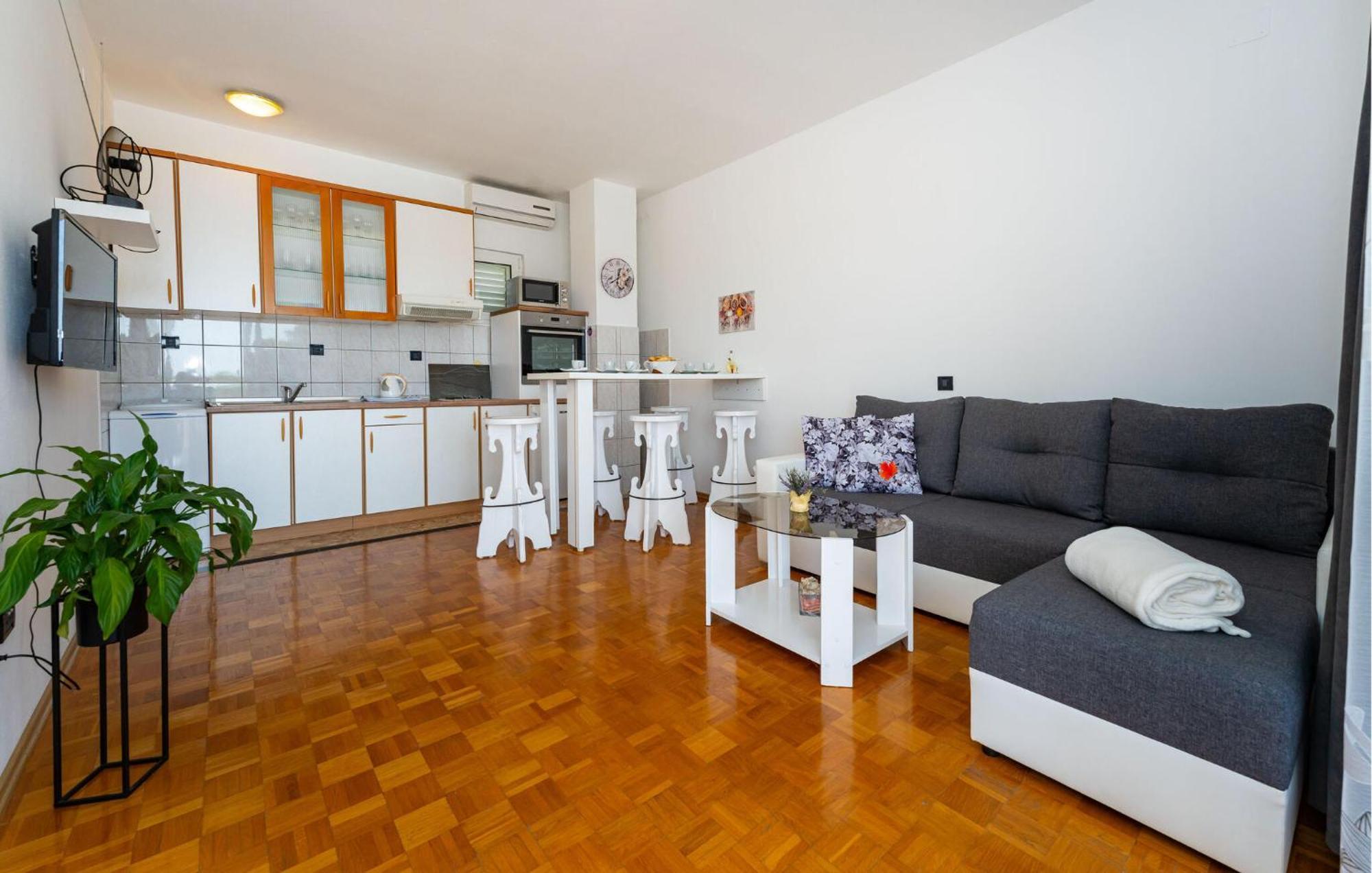 Beautiful Apartment In Galovac With Kitchen 外观 照片