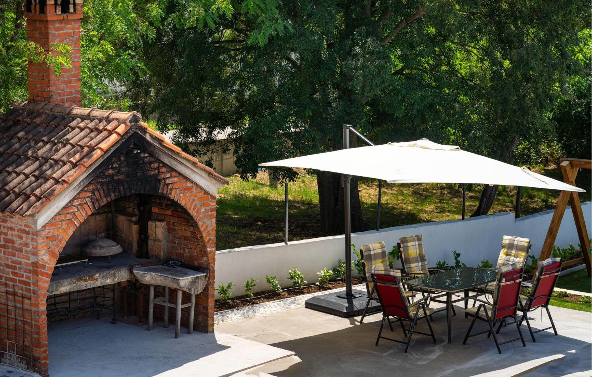 Beautiful Apartment In Galovac With Kitchen 外观 照片