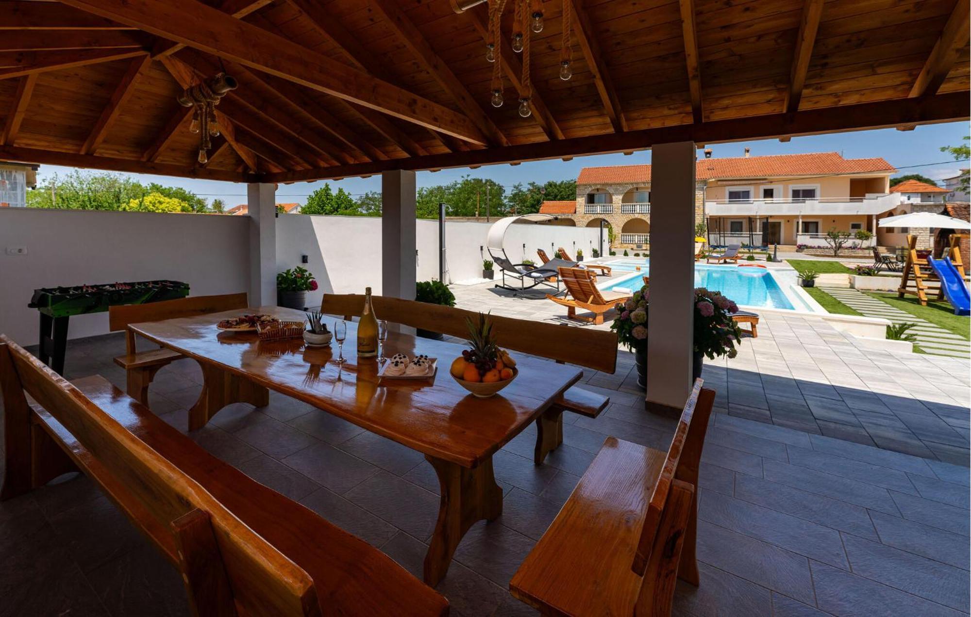 Beautiful Apartment In Galovac With Kitchen 外观 照片